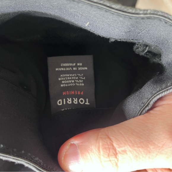 Torrid Distressed Bombshell Skinny Crop Jeans Womens 16 Black Denim Stretch 2872 - Picture 4 of 9